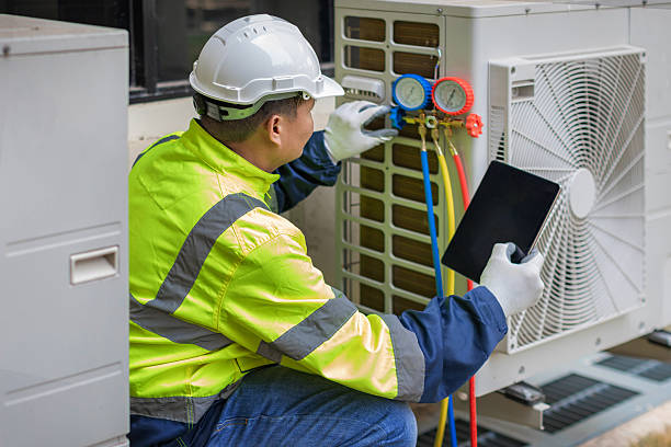 Professional Ac Installation technician working in Lake Park, IA